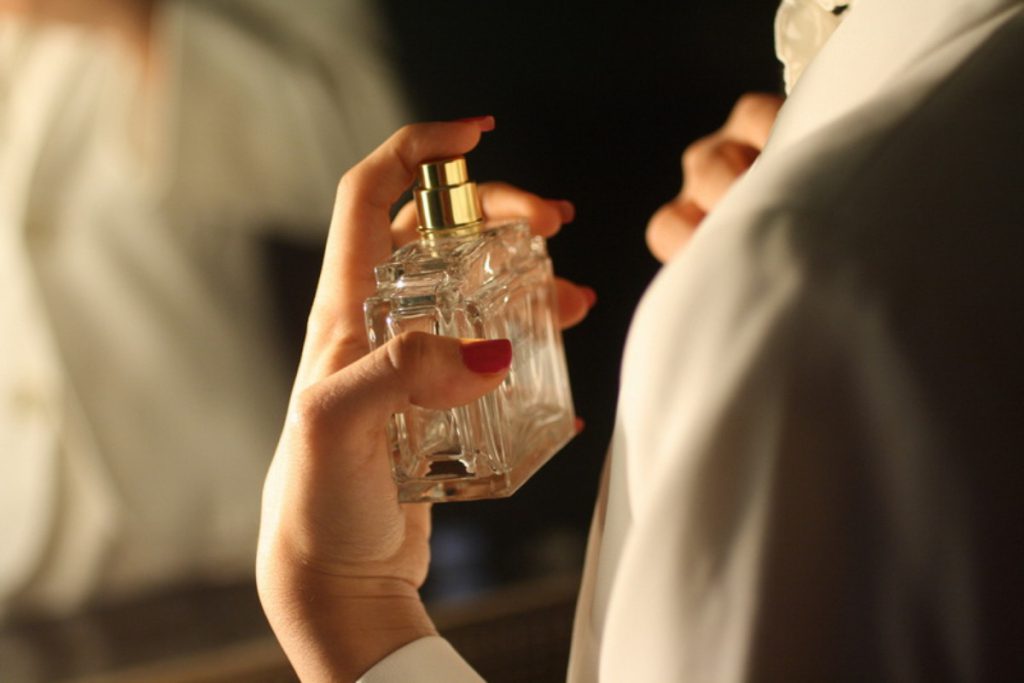 جذاب ترین عطر زنانه از نظر آقایان چیست؟ | معرفی 14 عطر زنانه