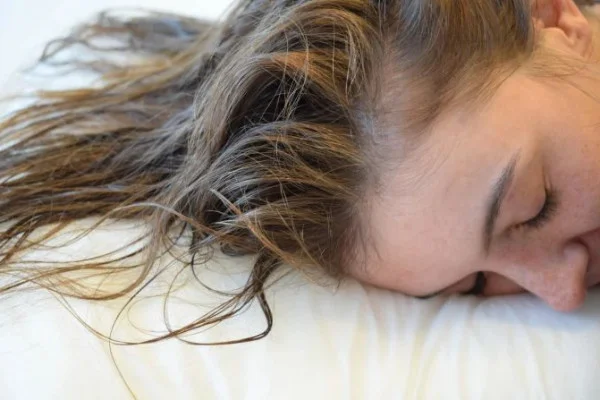 عارضه های ناشی از خوابیدن با موهای خیس